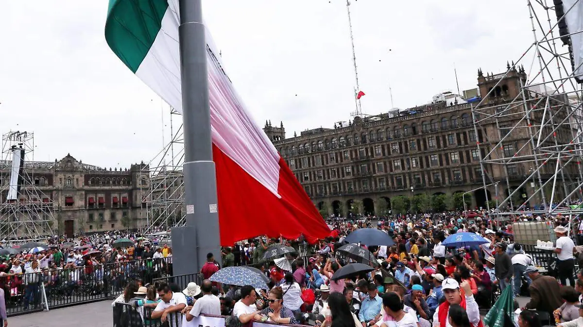 amlo bandera zocalo ROBERTO HERNANDEZ (1)